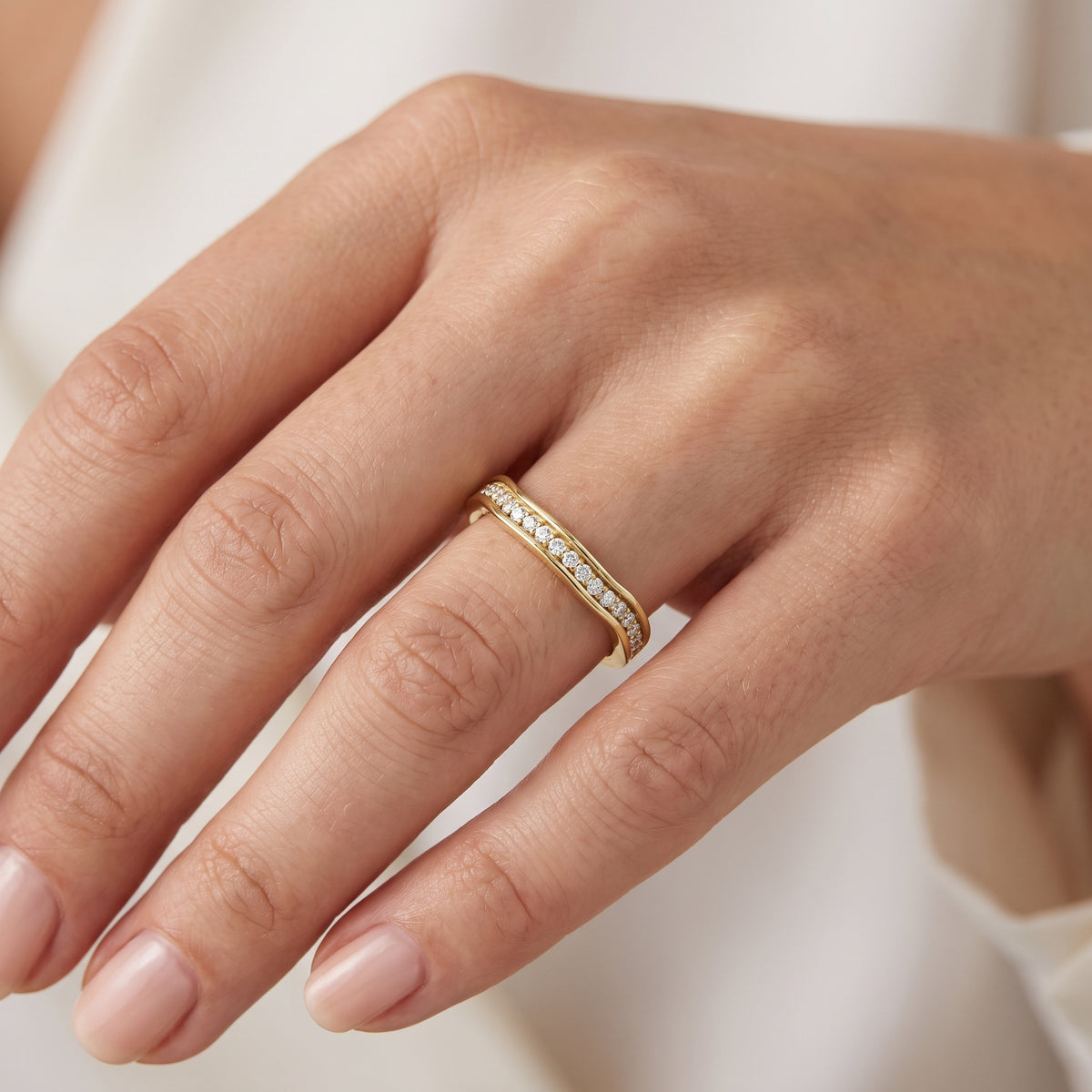 _lifestyle_image@SKU:W0328-LADR00130004Y #metal_10k-yellow-gold+origin_lab-grown+quality_g-si