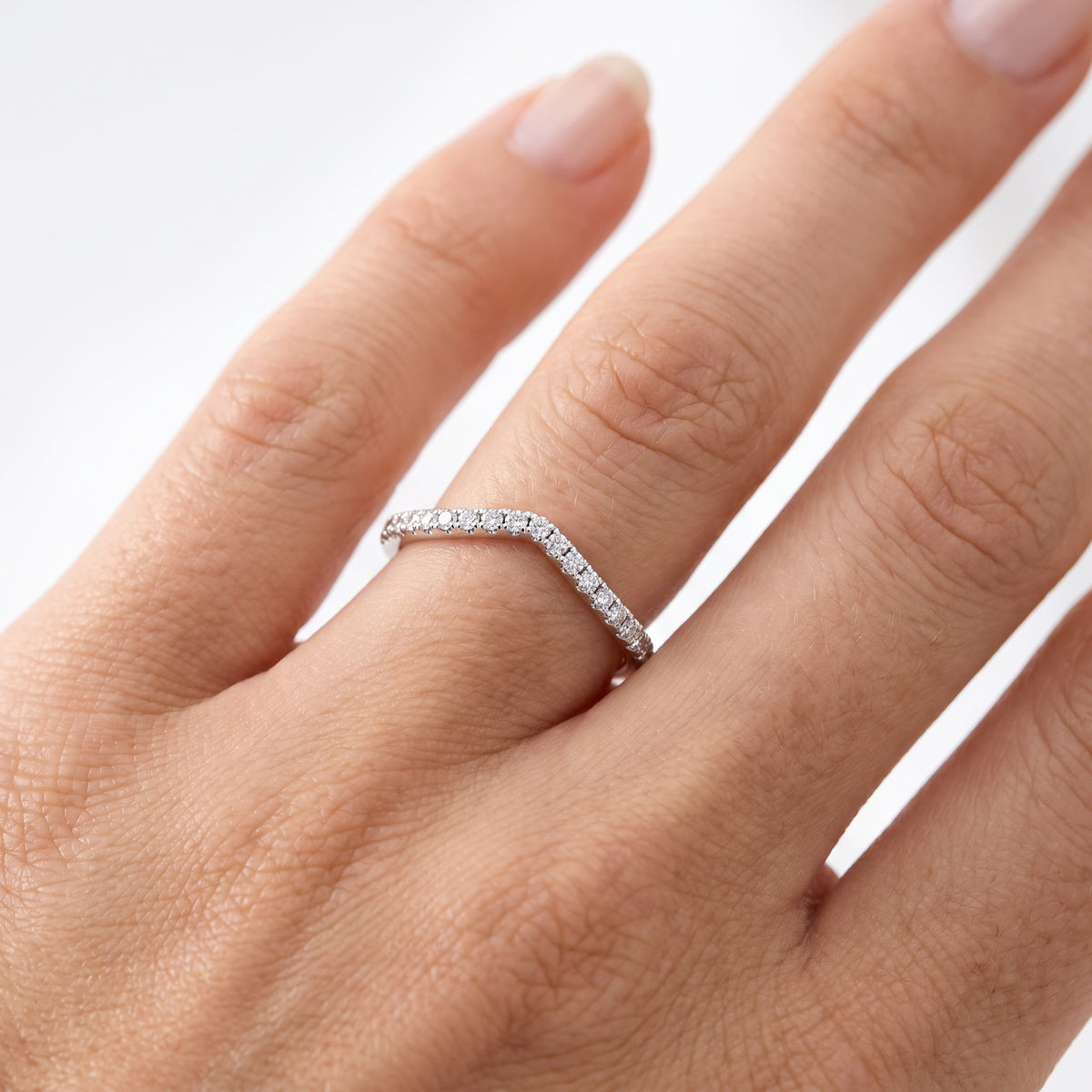_lifestyle_image@SKU:W0329-NADR0016000PL #metal_platinum+origin_lab-grown+quality_ef-vs2+