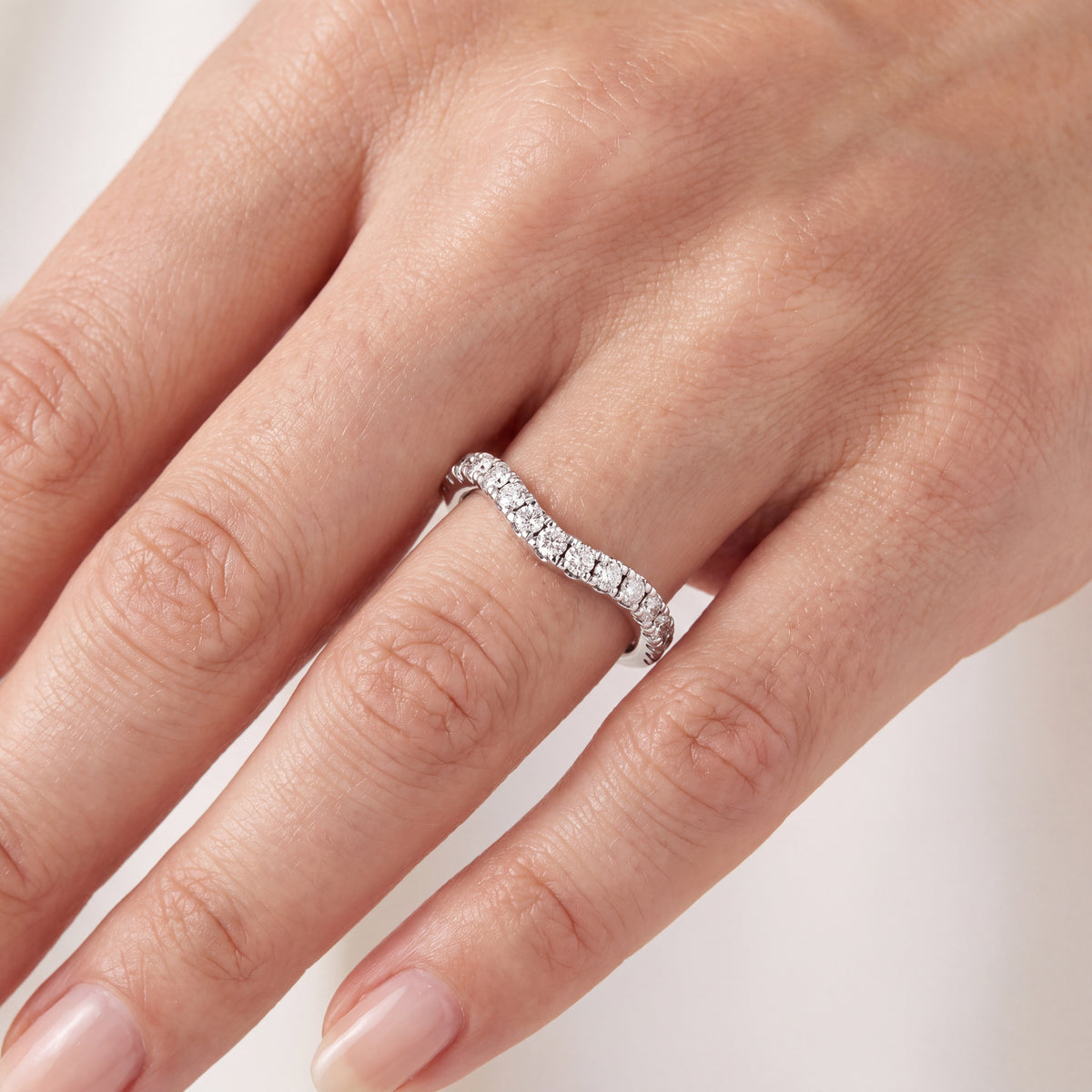 _lifestyle_image@SKU:W0331-LADR00340004W #metal_10k-white-gold+origin_lab-grown+quality_g-si
