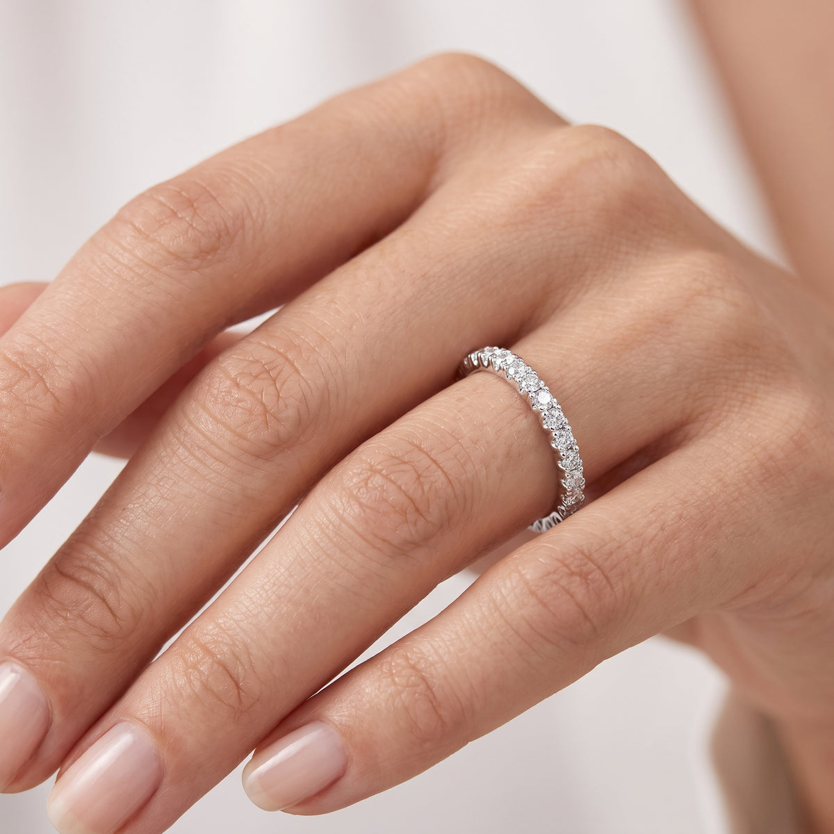 _lifestyle_image@SKU:W0514-NADR00190004W #metal_14k-white-gold+origin_lab-grown+quality_ef-vs2+