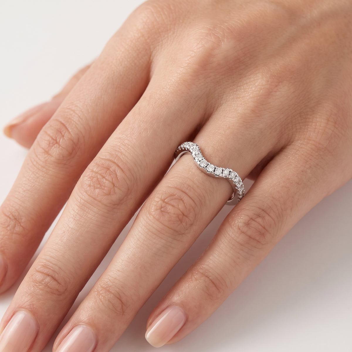 _lifestyle_image@SKU:W0584-LADR00270004W #metal_10k-white-gold+origin_lab-grown+quality_g-si