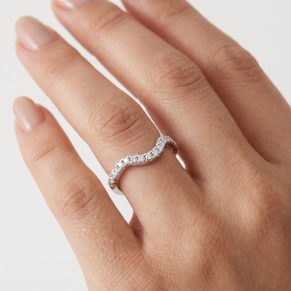_lifestyle_image@SKU:W0584-LADR0027000DW #metal_silver+origin_lab-grown+quality_g-si