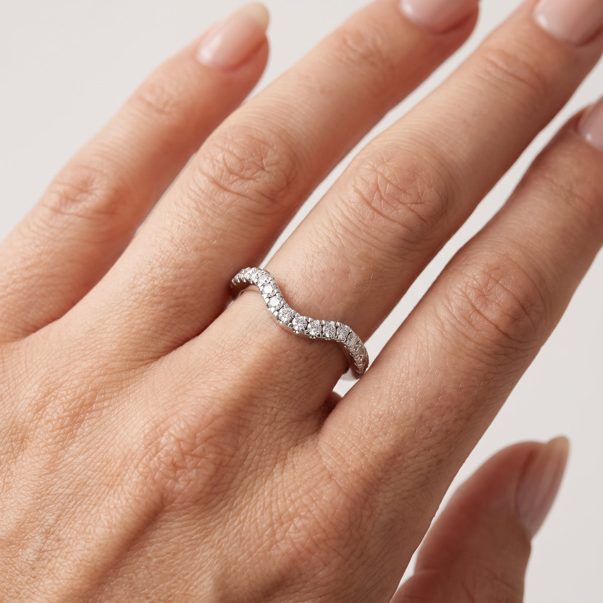 _lifestyle_image@SKU:W0584-NADR0027000PL #metal_platinum+origin_lab-grown+quality_ef-vs2+