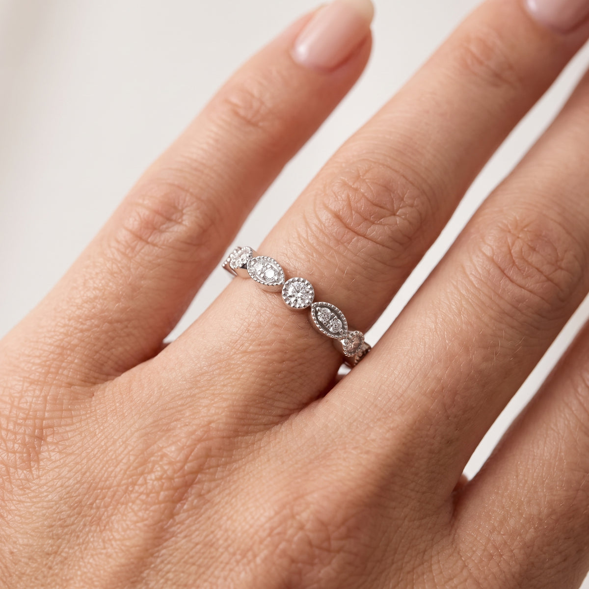 _lifestyle_image@SKU:W0635-NADR00190004W #metal_14k-white-gold+origin_lab-grown+quality_ef-vs2+