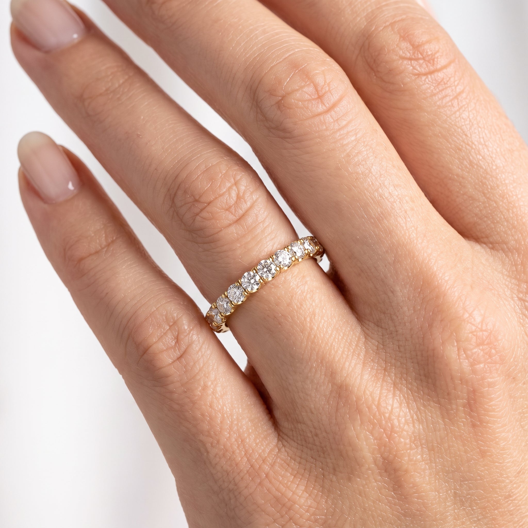 _lifestyle_image@SKU:W0688-LADR00310004Y #metal_10k-yellow-gold+origin_lab-grown+quality_g-si