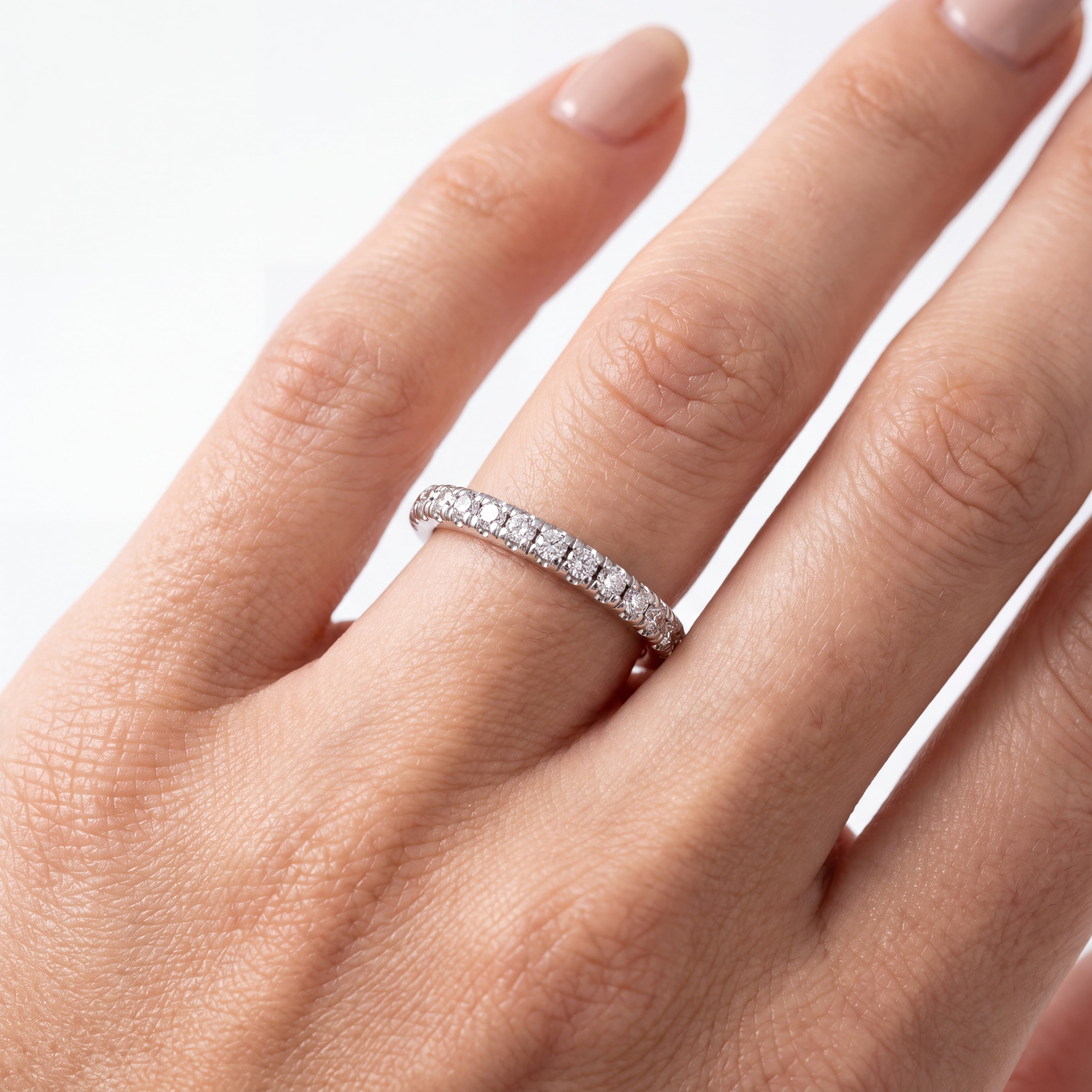 _lifestyle_image@SKU:W0688-NADR00310004W #metal_14k-white-gold+origin_lab-grown+quality_ef-vs2+