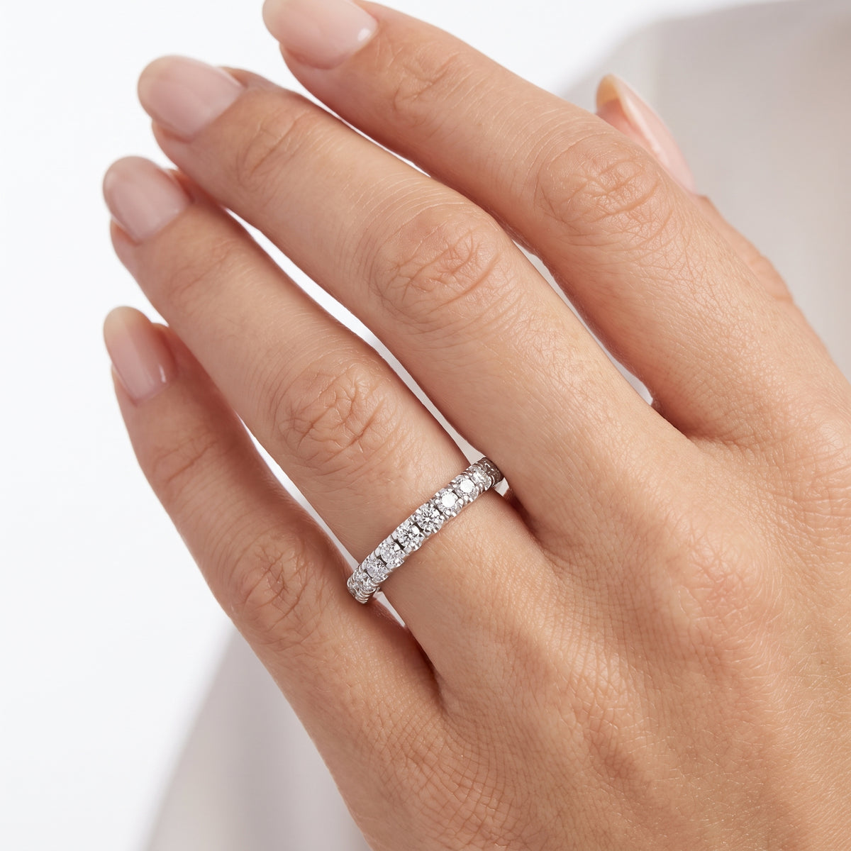 _lifestyle_image@SKU:W0688-LADR00310004W #metal_10k-white-gold+origin_lab-grown+quality_g-si