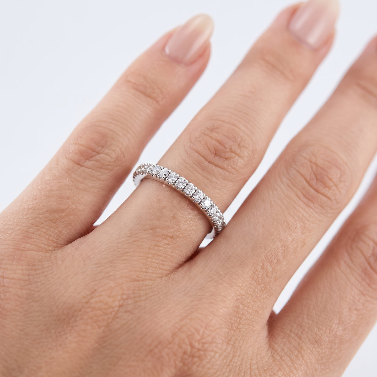_lifestyle_image@SKU:W1088-LADR00250004W #metal_10k-white-gold+origin_lab-grown+quality_g-si