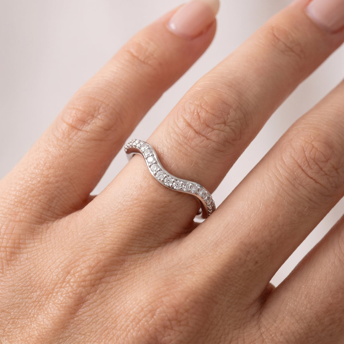 _lifestyle_image@SKU:W1089-NADR0020000PL #metal_platinum+origin_lab-grown+quality_ef-vs2+