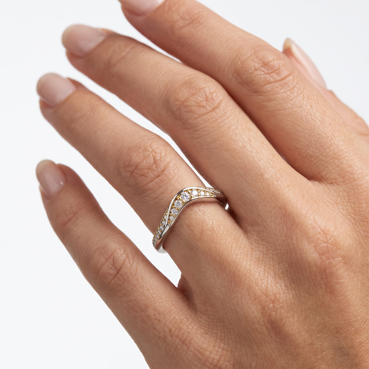 _lifestyle_image@SKU:W1096-LADR00250004W #metal_10k-white-gold+origin_lab-grown+quality_g-si