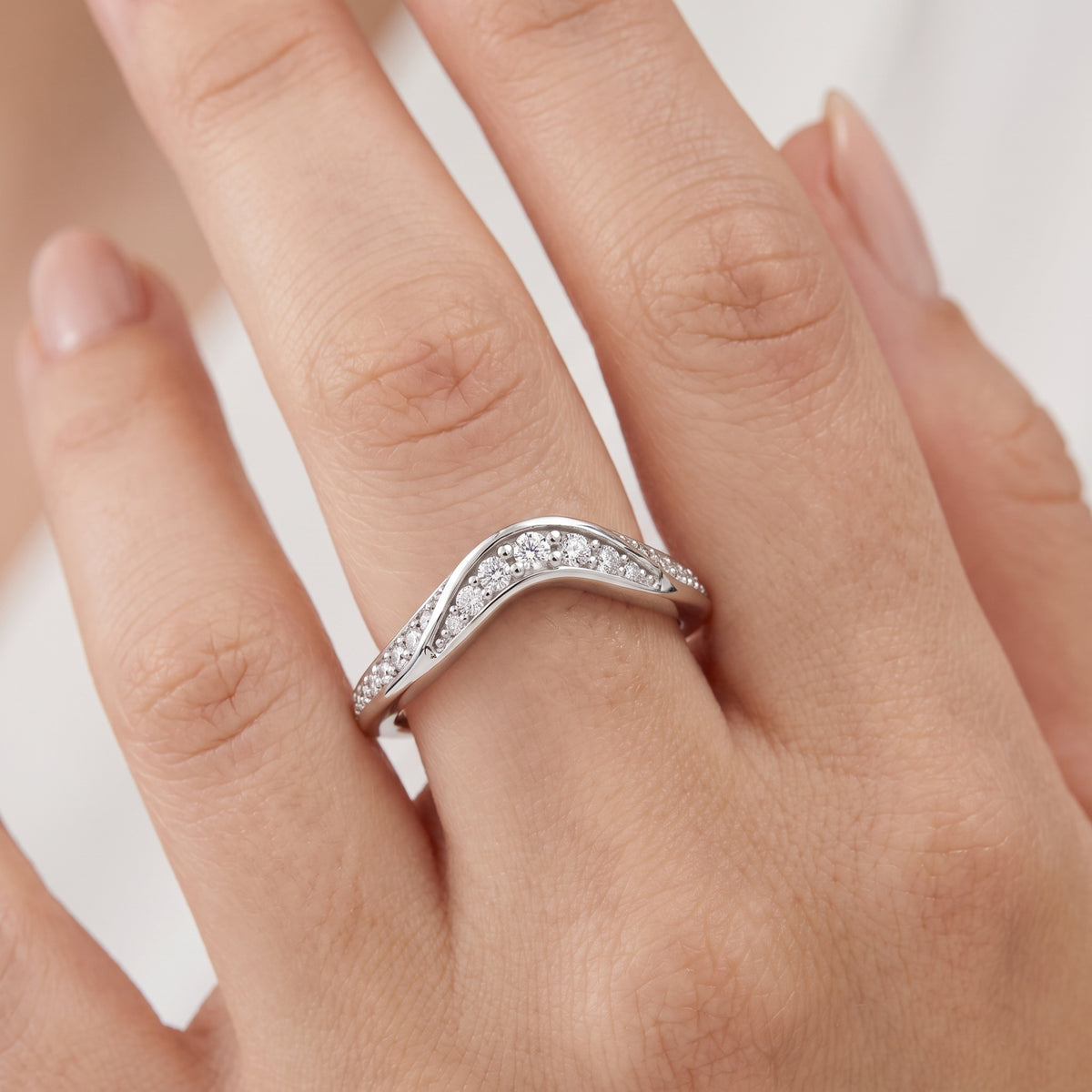 _lifestyle_image@SKU:W1096-LADR0025000DW #metal_silver+origin_lab-grown+quality_g-si