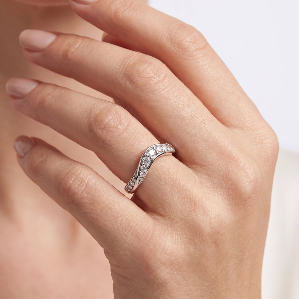 _lifestyle_image@SKU:W1096-LADR00500004W #metal_10k-white-gold+origin_lab-grown+quality_g-si