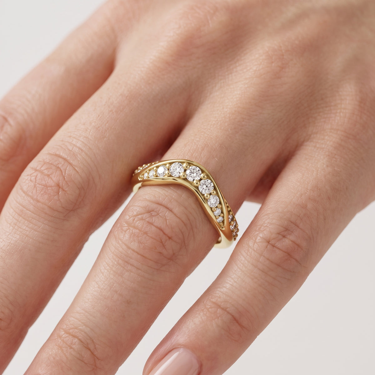 _lifestyle_image@SKU:W1096-LADR00500004Y #metal_10k-yellow-gold+origin_lab-grown+quality_g-si
