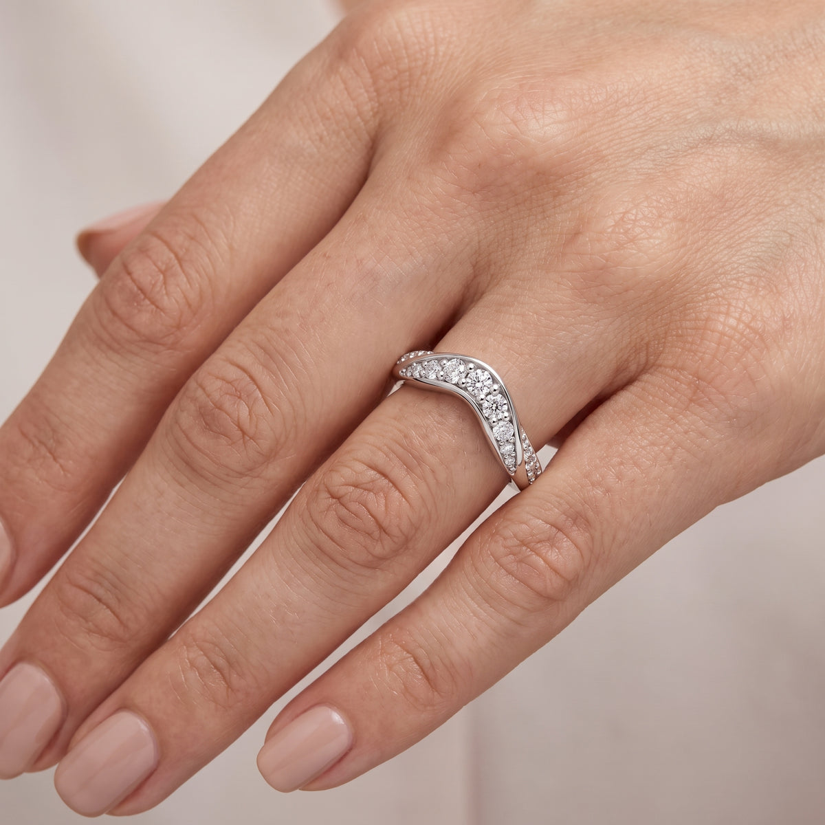_lifestyle_image@SKU:W1096-LADR0050000DW #metal_silver+origin_lab-grown+quality_g-si