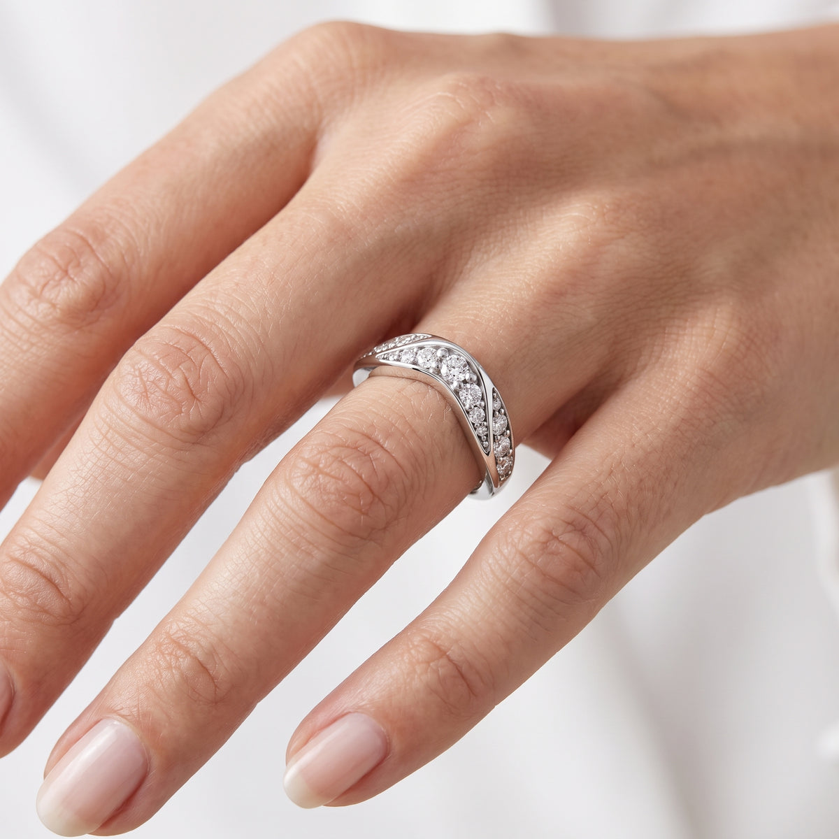 _lifestyle_image@SKU:W1096-LADR01000004W #metal_10k-white-gold+origin_lab-grown+quality_g-si