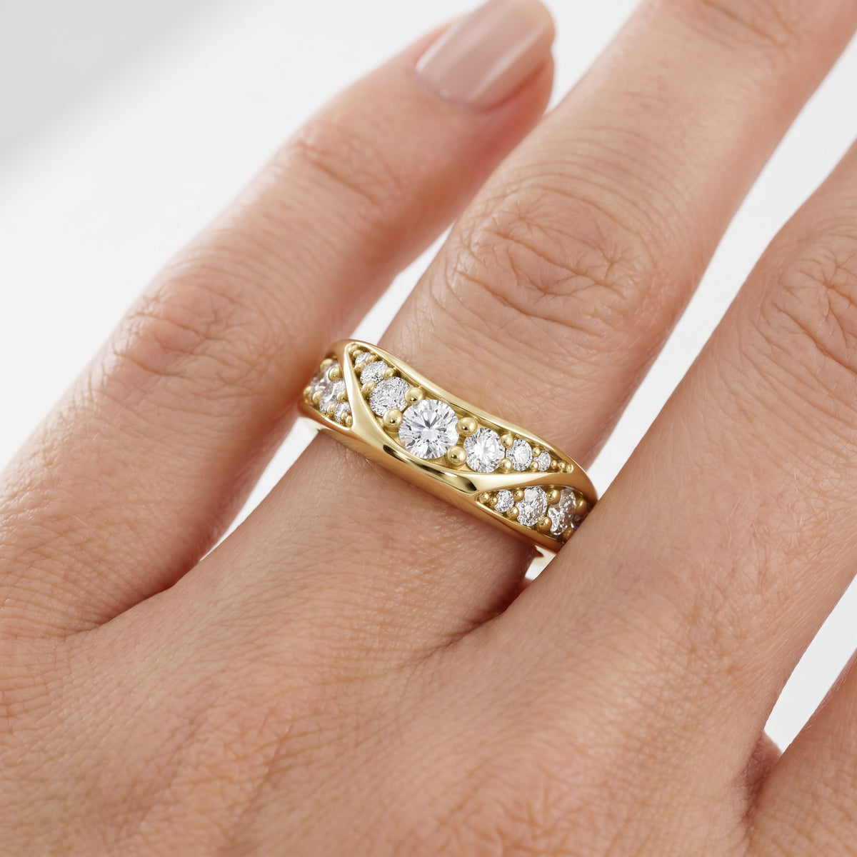 _lifestyle_image@SKU:W1096-LADR01000004Y #metal_10k-yellow-gold+origin_lab-grown+quality_g-si
