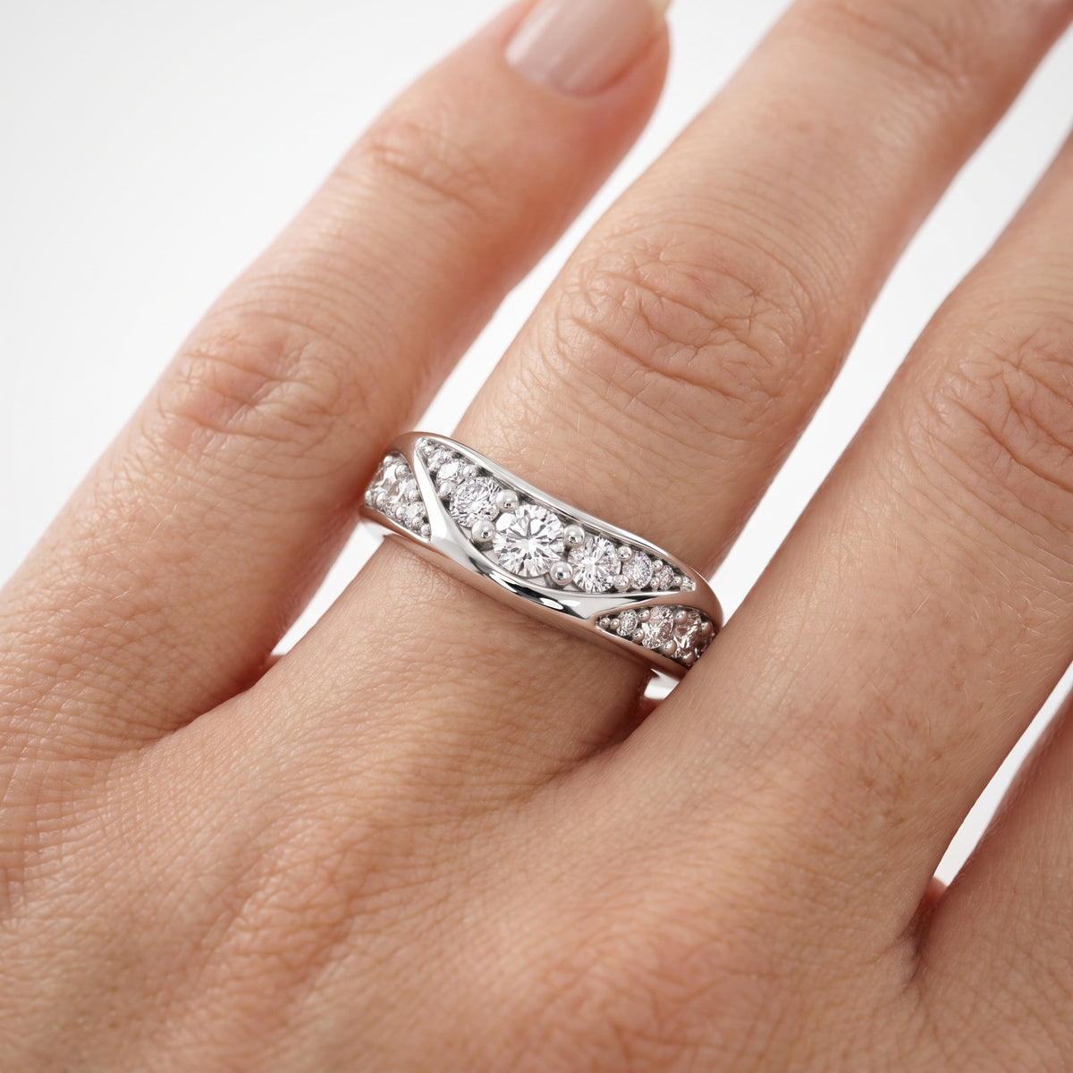 _lifestyle_image@SKU:W1096-LADR0100000DW #metal_silver+origin_lab-grown+quality_g-si