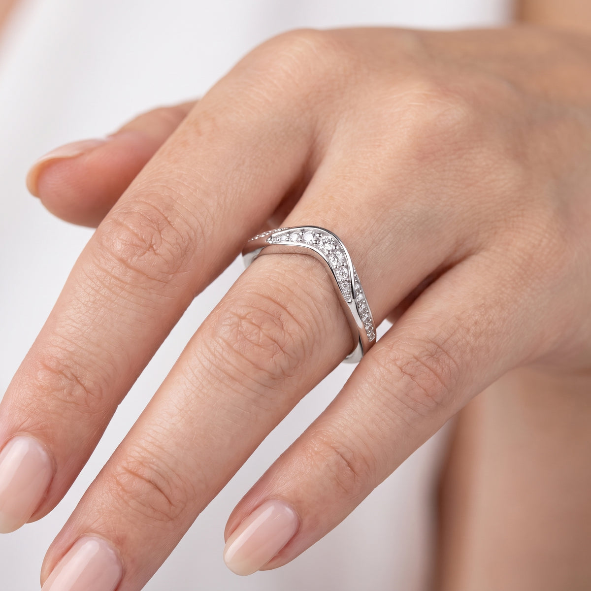 _lifestyle_image@SKU:W1096-NADR00250004W #metal_14k-white-gold+origin_lab-grown+quality_ef-vs2+