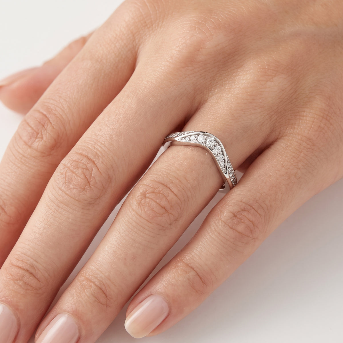 _lifestyle_image@SKU:W1096-NADR0025000PL #metal_platinum+origin_lab-grown+quality_ef-vs2+