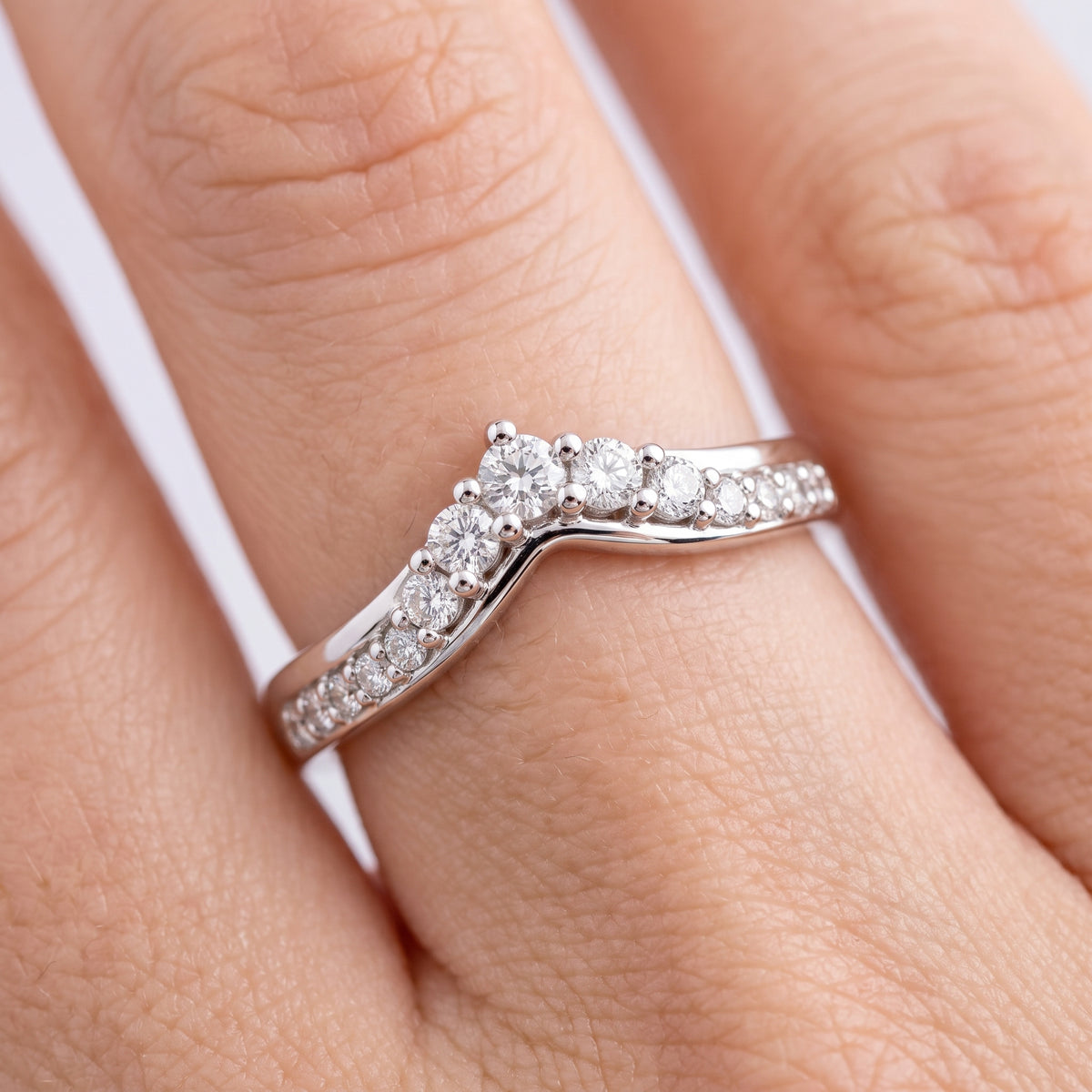 _lifestyle_image@SKU:W1096-NADR00500004W #metal_14k-white-gold+origin_lab-grown+quality_ef-vs2+