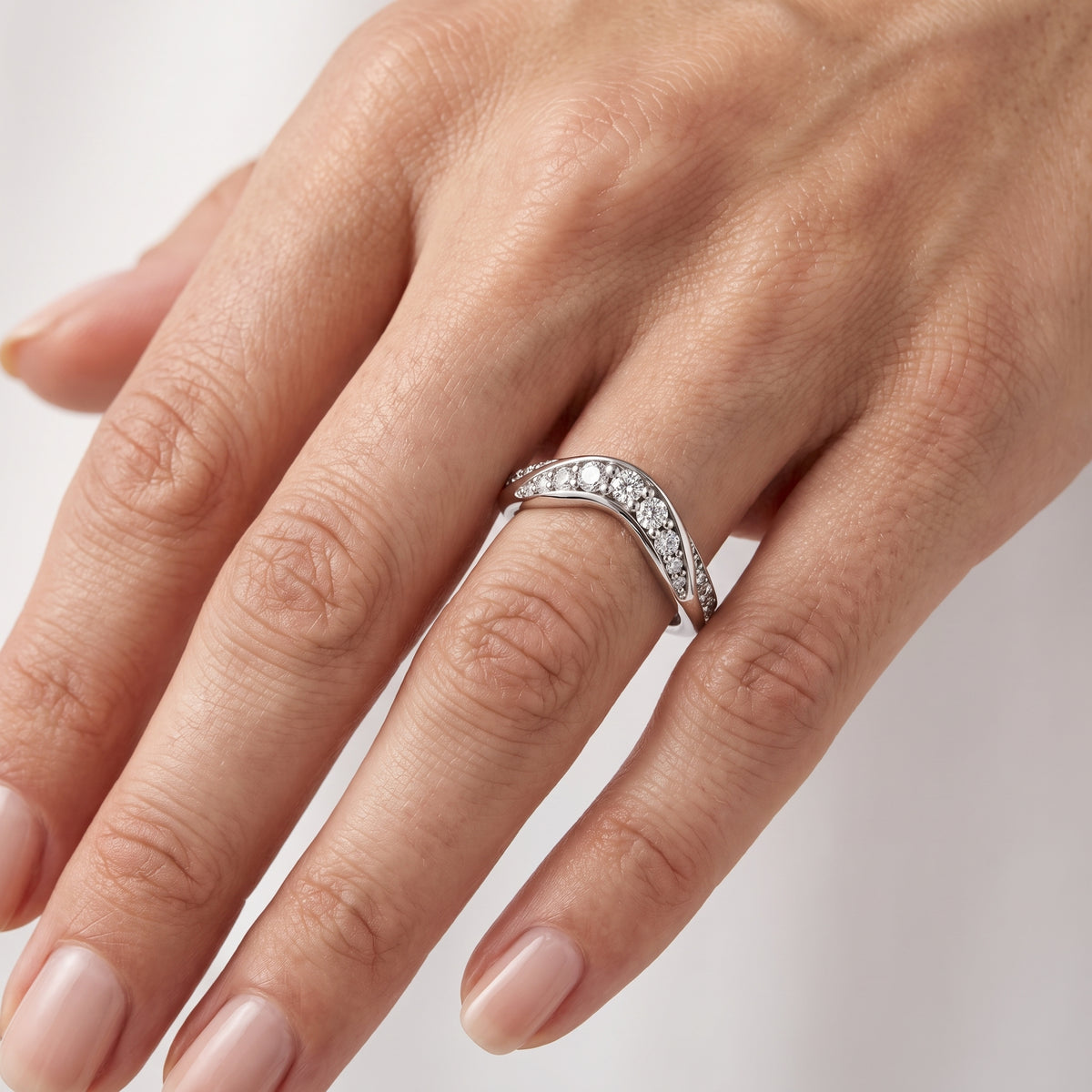 _lifestyle_image@SKU:W1096-NADR0050000PL #metal_platinum+origin_lab-grown+quality_ef-vs2+