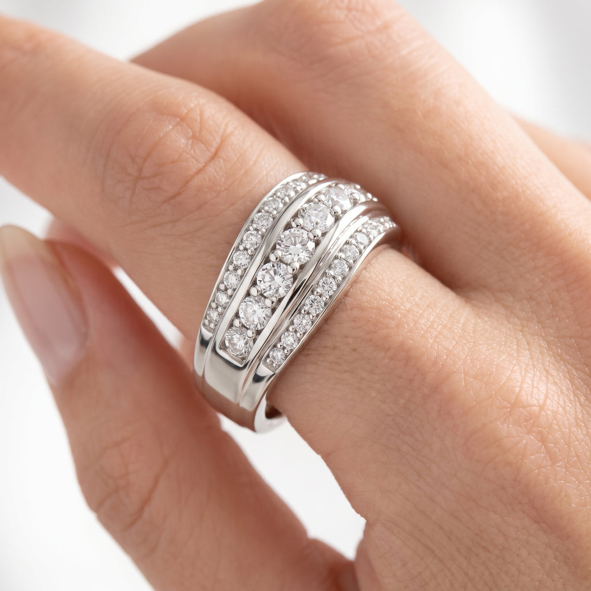 _lifestyle_image@SKU:W1096-NADR01000004W #metal_14k-white-gold+origin_lab-grown+quality_ef-vs2+