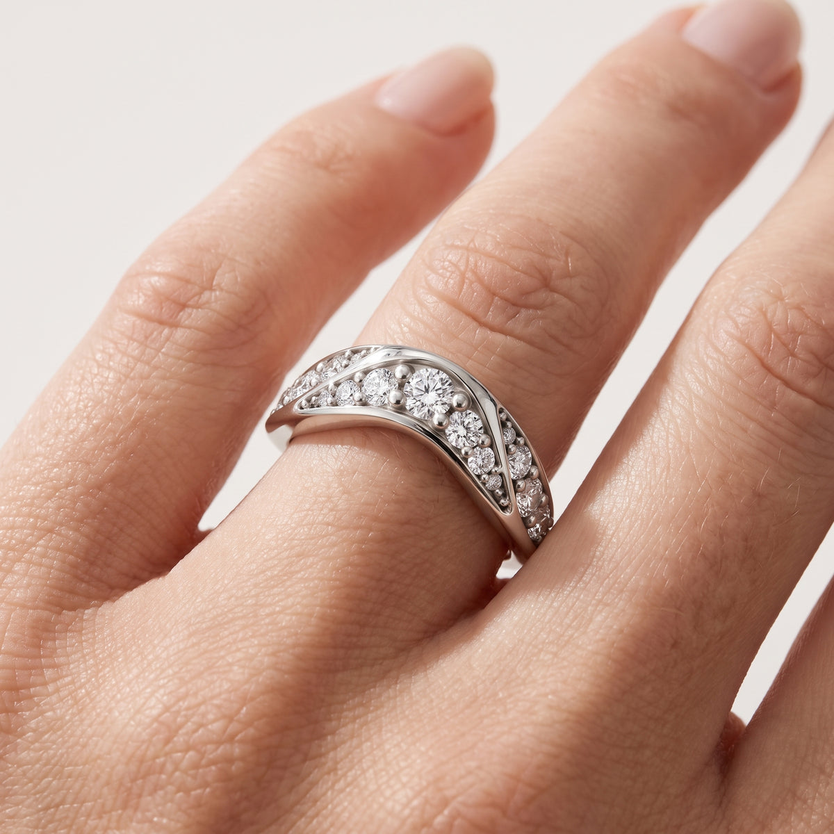 _lifestyle_image@SKU:W1096-NADR0100000PL #metal_platinum+origin_lab-grown+quality_ef-vs2+