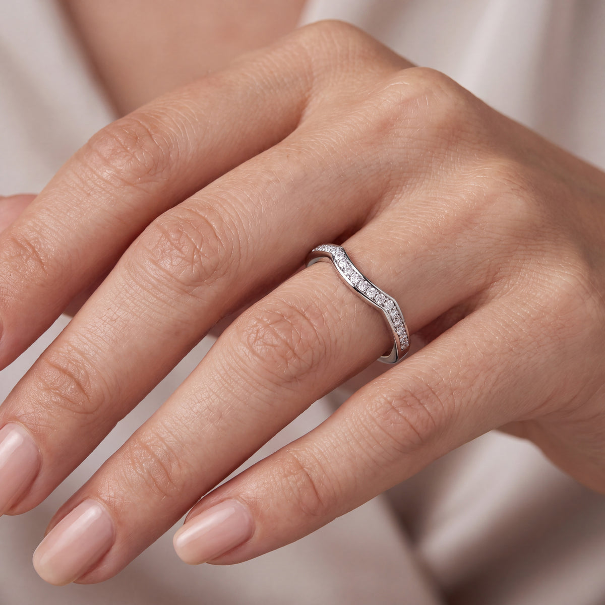 _lifestyle_image@SKU:W1108-LADR00200004W #metal_10k-white-gold+origin_lab-grown+quality_g-si