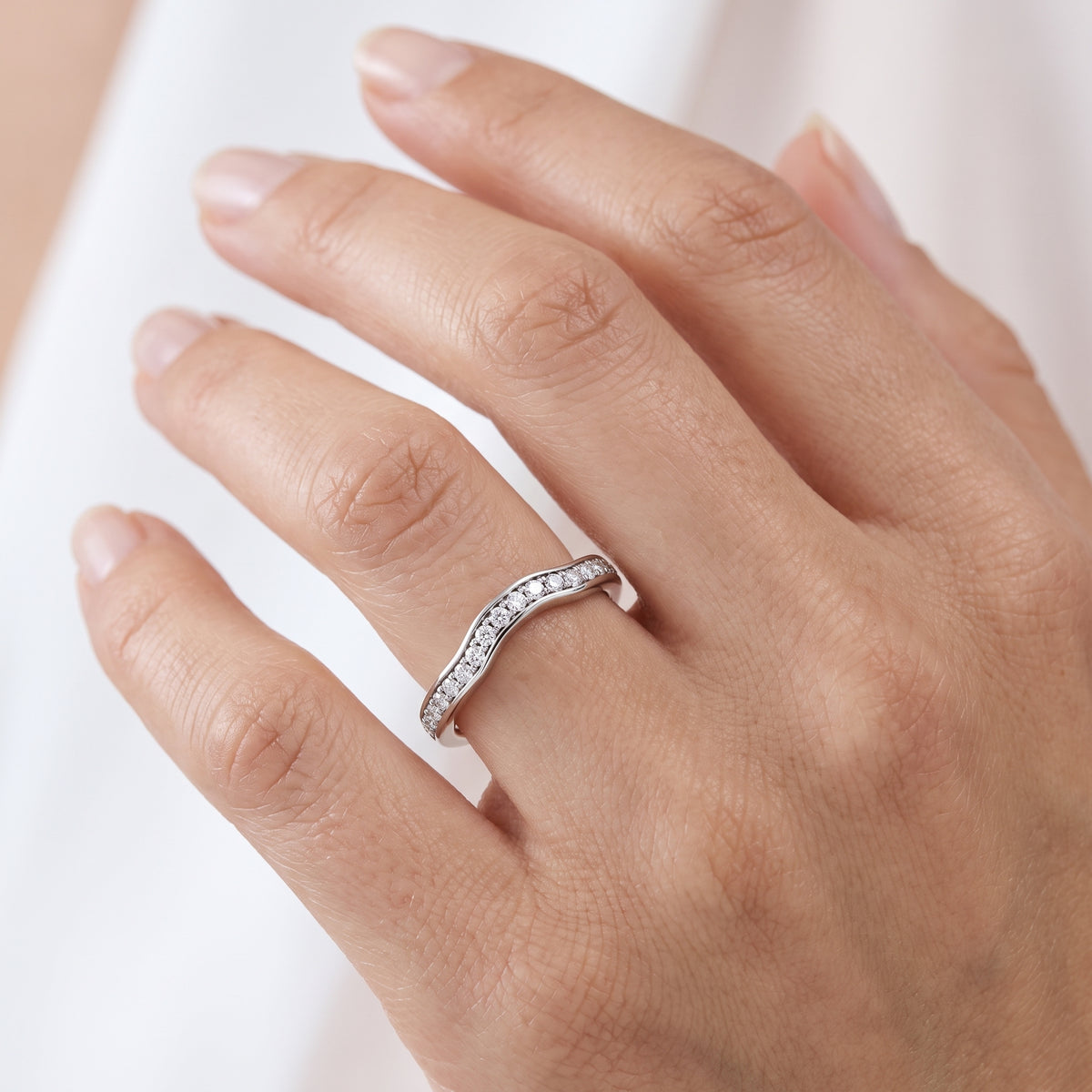 _lifestyle_image@SKU:W1108-NADR0020000PL #metal_platinum+origin_lab-grown+quality_ef-vs2+