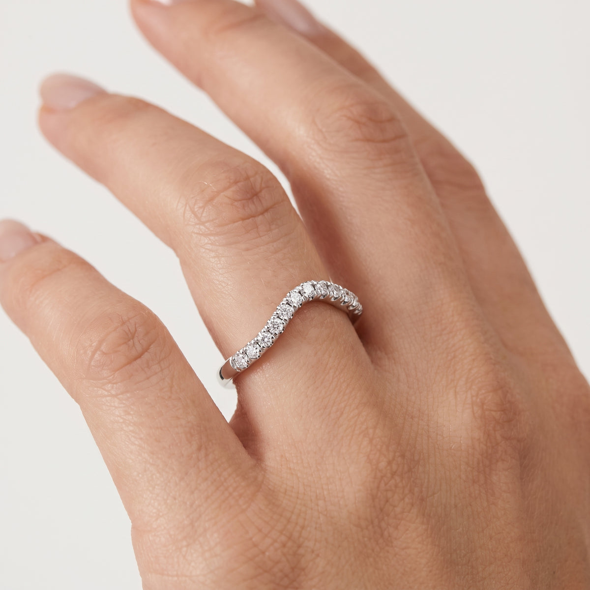 _lifestyle_image@SKU:W1110-LADR00250004W #metal_10k-white-gold+origin_lab-grown+quality_g-si