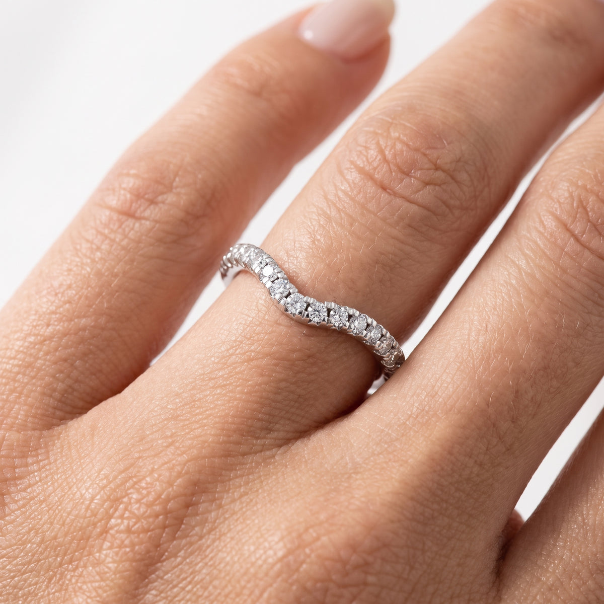 _lifestyle_image@SKU:W1110-NADR0025000PL #metal_platinum+origin_lab-grown+quality_ef-vs2+