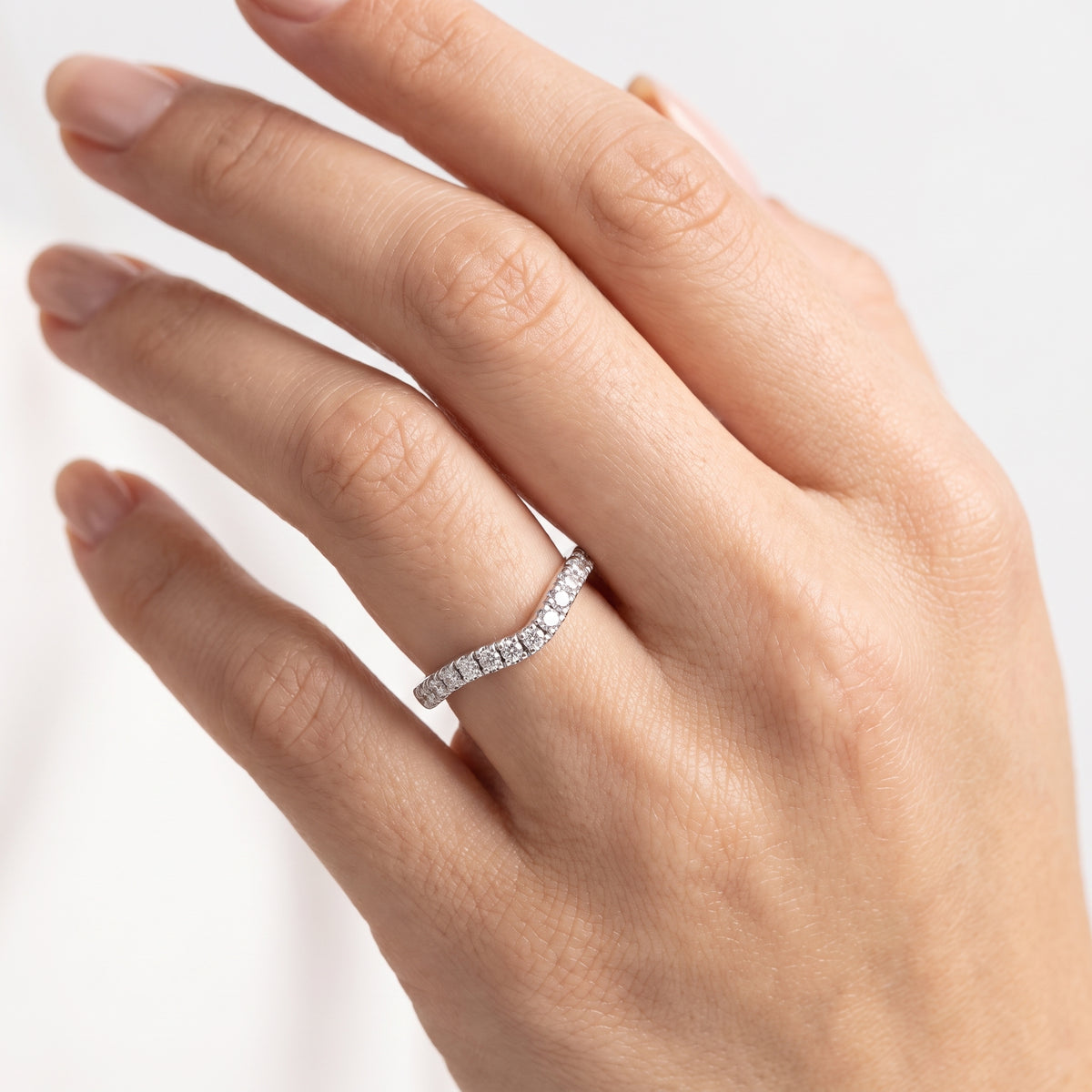 _lifestyle_image@SKU:W1112-LADR00350004W #metal_10k-white-gold+origin_lab-grown+quality_g-si