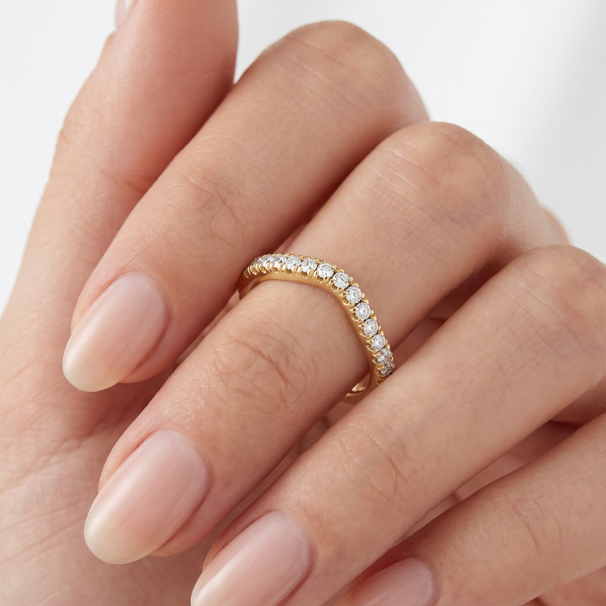 _lifestyle_image@SKU:W1112-LADR00350004Y #metal_10k-yellow-gold+origin_lab-grown+quality_g-si