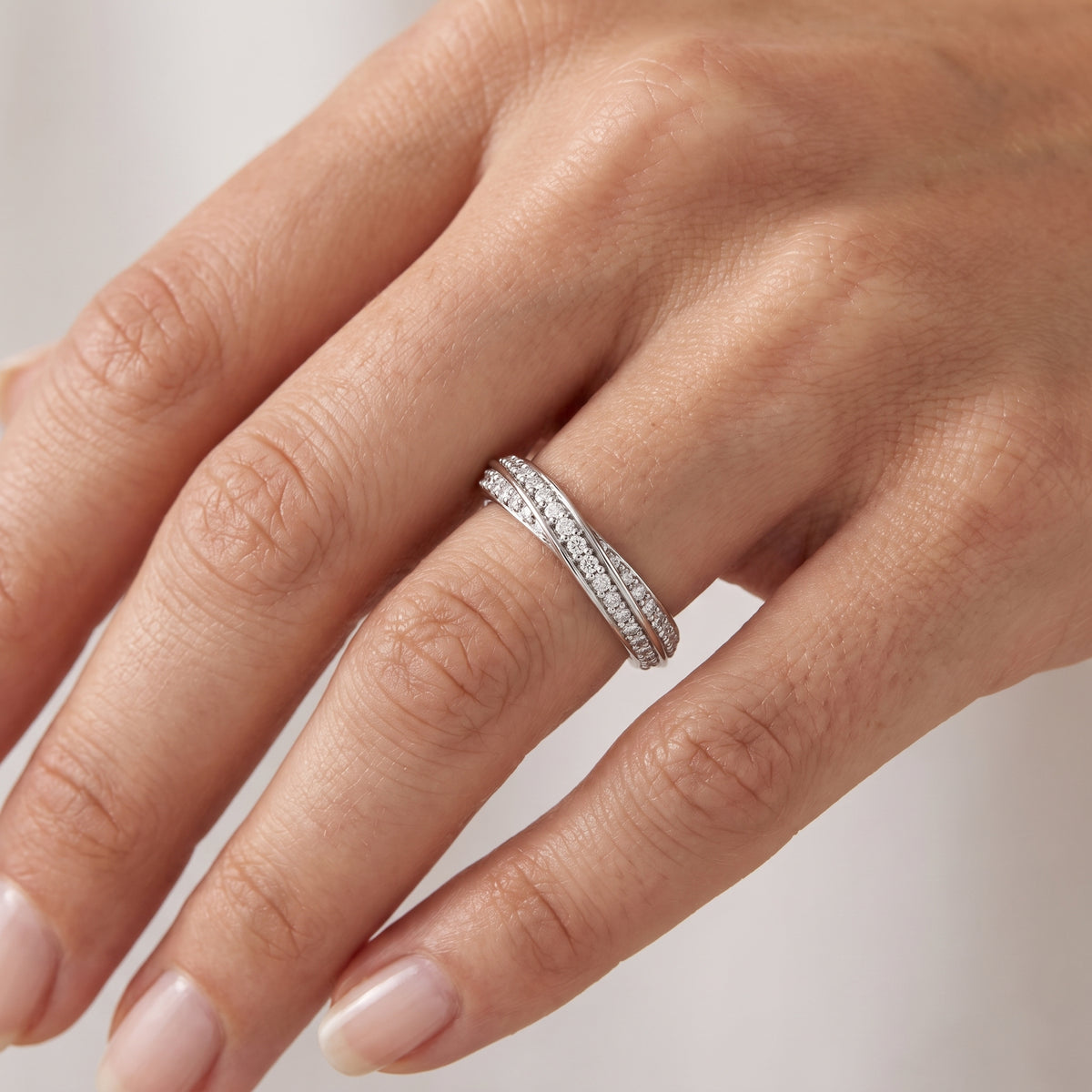 _lifestyle_image@SKU:W1114-NADR0031000PL #metal_platinum+origin_lab-grown+quality_ef-vs2+