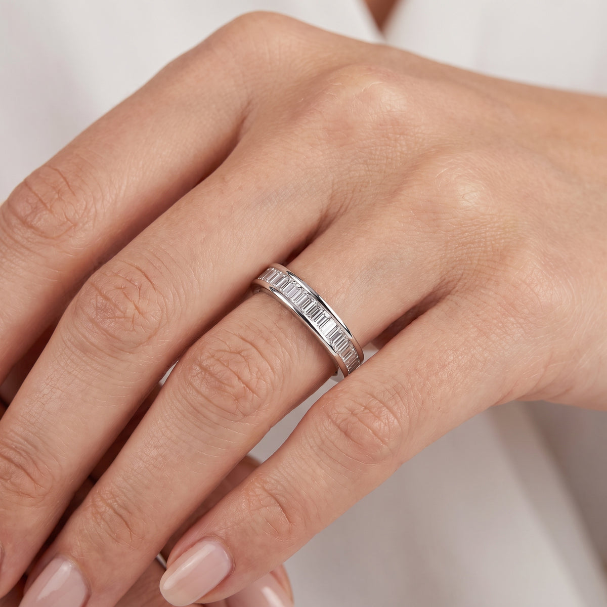 _lifestyle_image@SKU:W1139-LADB00500004W #metal_10k-white-gold+origin_lab-grown+quality_g-si