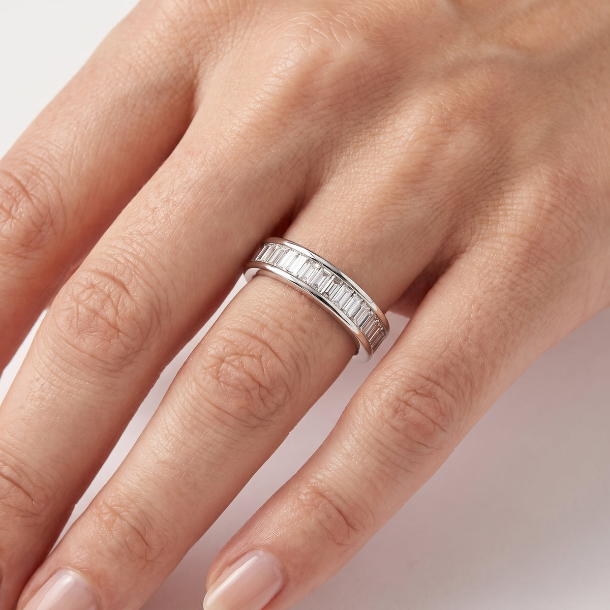 _lifestyle_image@SKU:W1139-LADB0050000DW #metal_silver+origin_lab-grown+quality_g-si