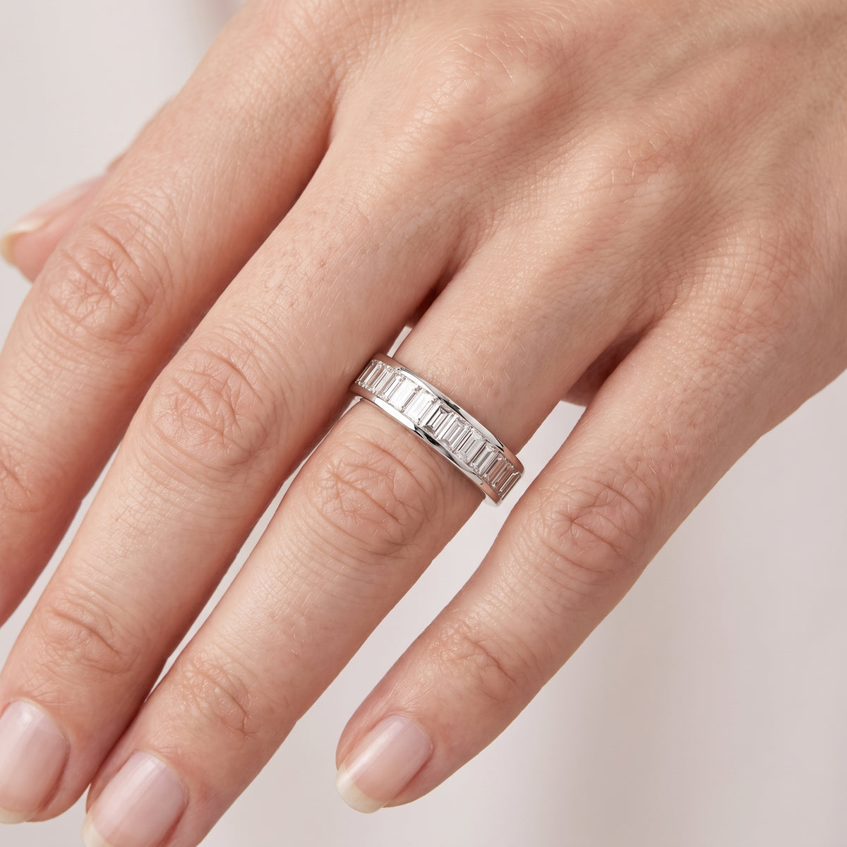 _lifestyle_image@SKU:W1139-LADB02050004W #metal_10k-white-gold+origin_lab-grown+quality_g-si