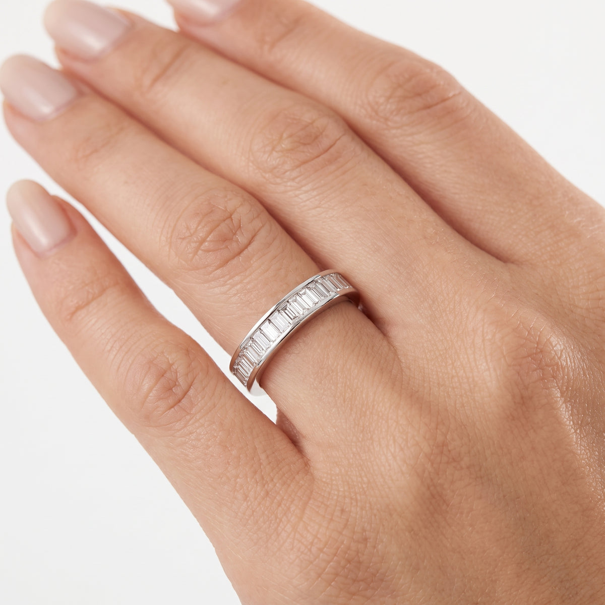 _lifestyle_image@SKU:W1139-LADB01010004W #metal_10k-white-gold+origin_lab-grown+quality_g-si