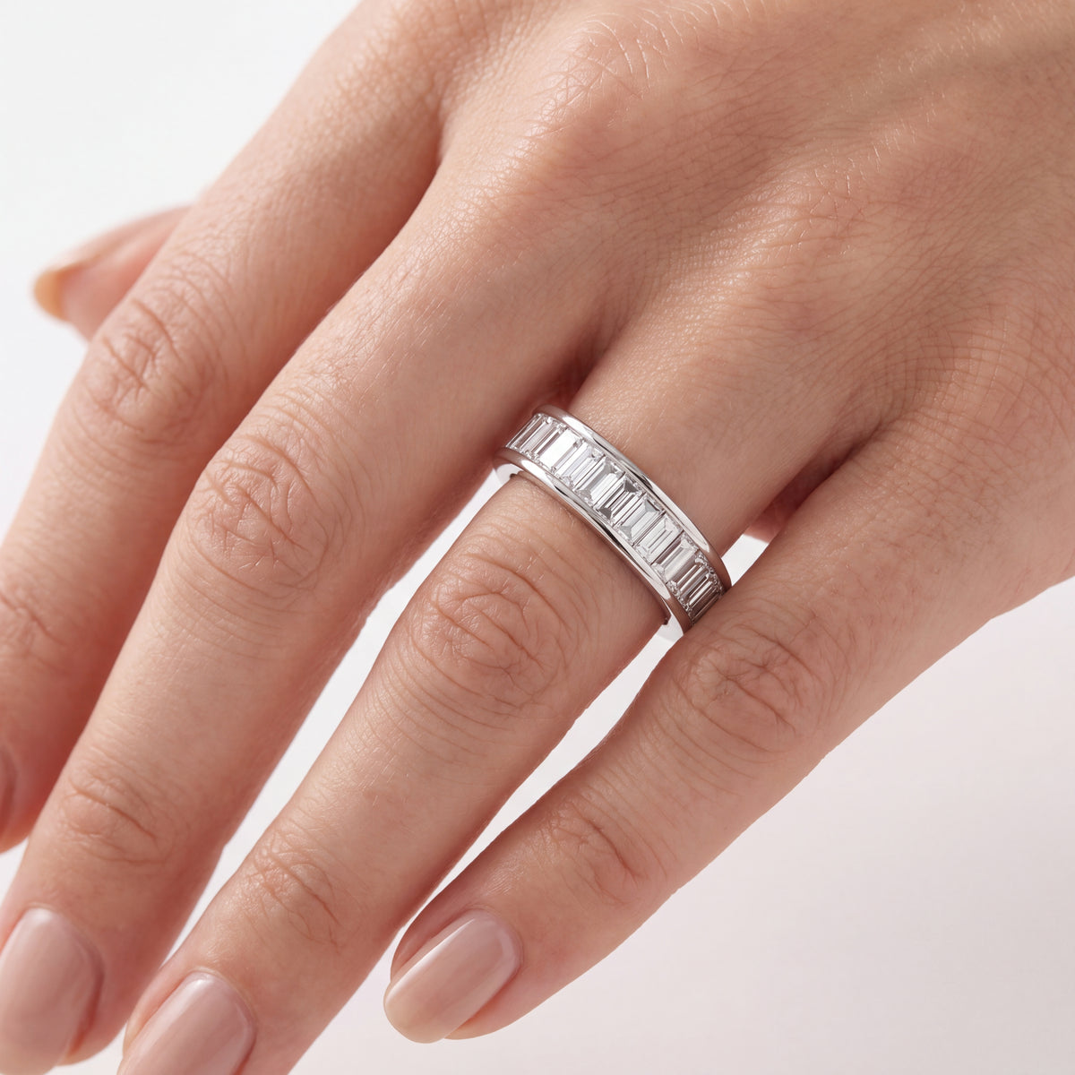 _lifestyle_image@SKU:W1139-LADB01010004W #metal_10k-white-gold+origin_lab-grown+quality_g-si