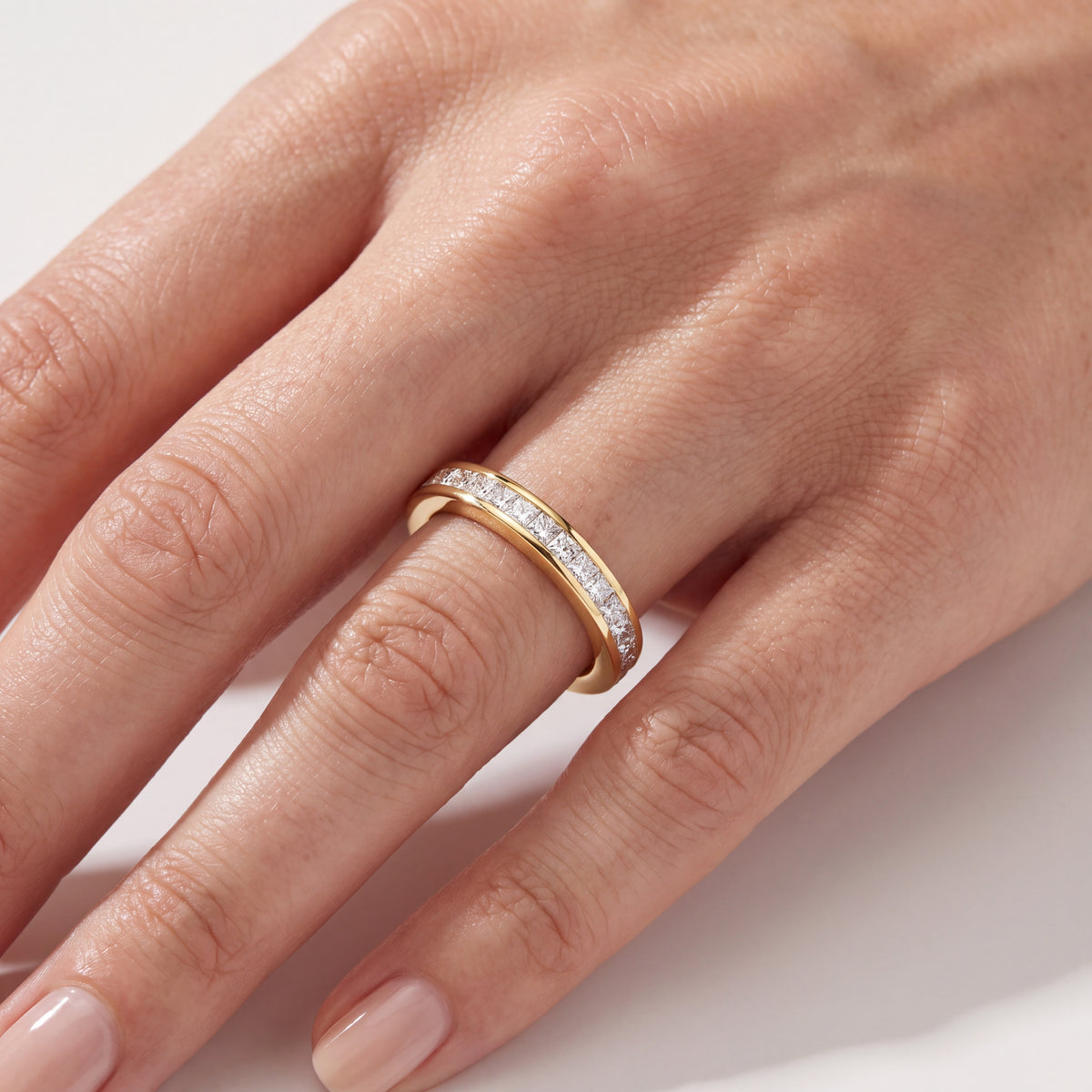 _lifestyle_image@SKU:W1195-LADP00480004Y #metal_10k-yellow-gold+origin_lab-grown+quality_g-si