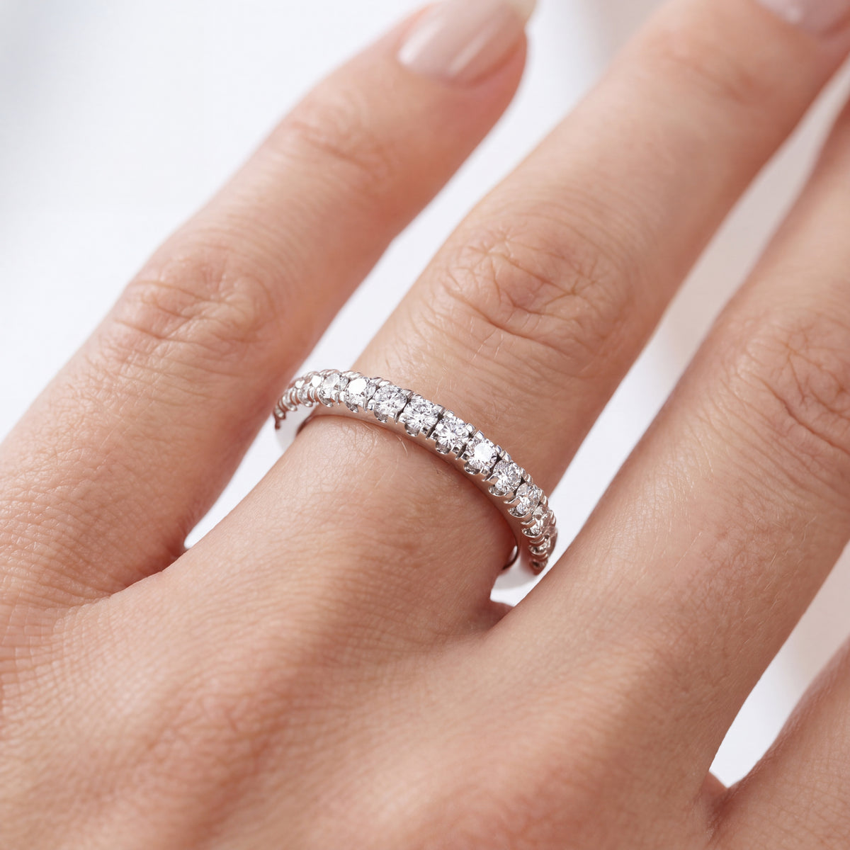 _lifestyle_image@SKU:W1240-NADR0027000PL #metal_platinum+origin_lab-grown+quality_ef-vs2+