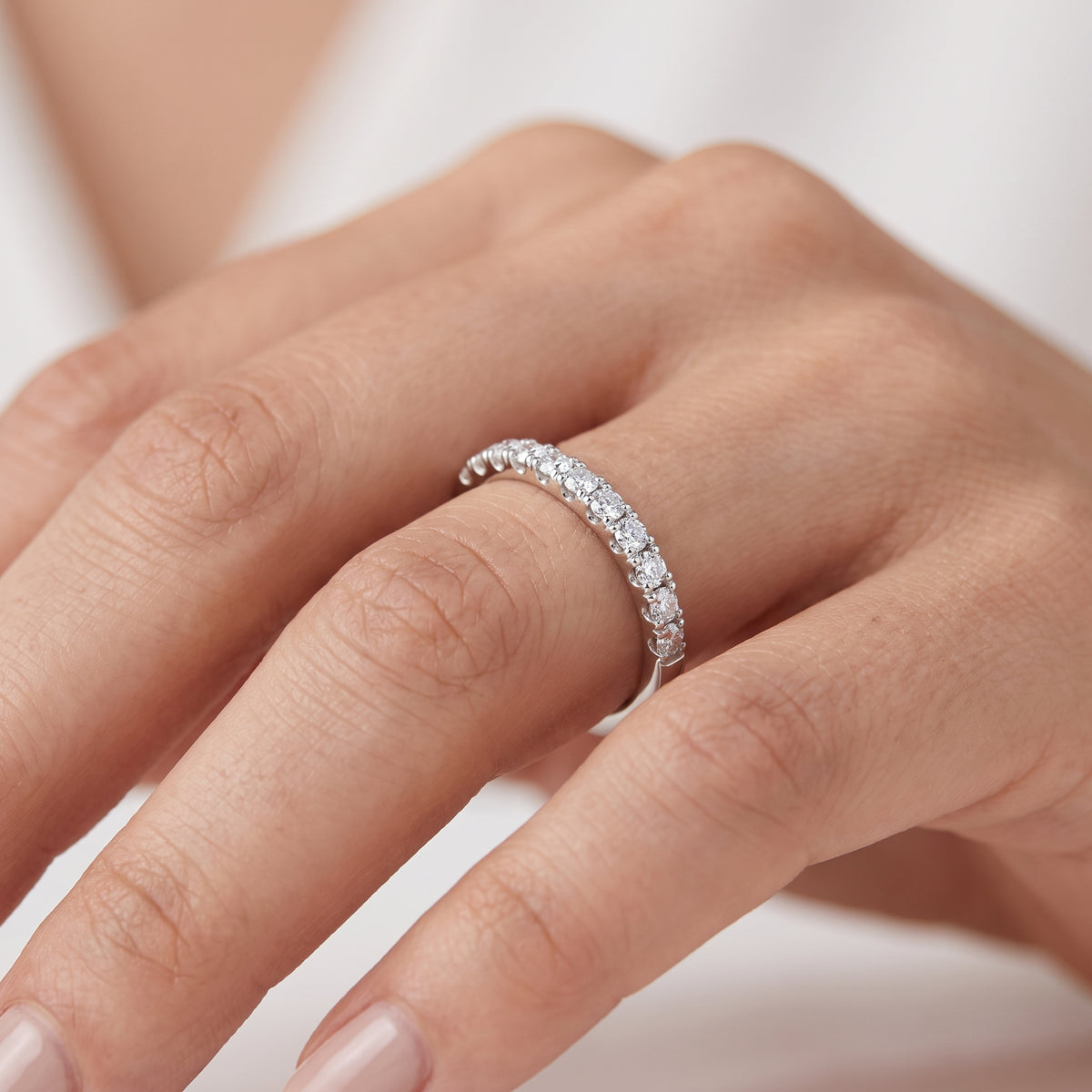 _lifestyle_image@SKU:W1284-NADR00310004W #metal_14k-white-gold+origin_lab-grown+quality_ef-vs2+