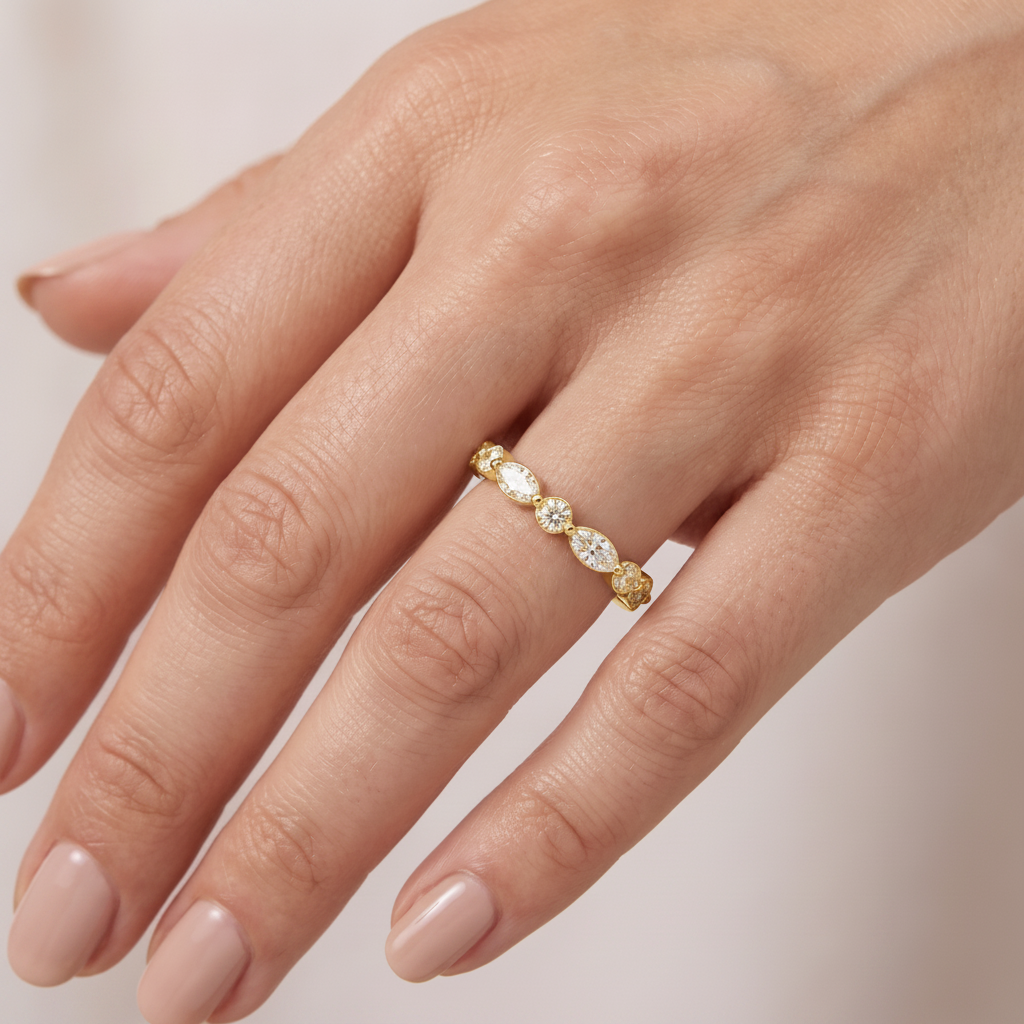 _lifestyle_image@SKU:W1736-LADM00500004Y #metal_10k-yellow-gold+origin_lab-grown+quality_g-si