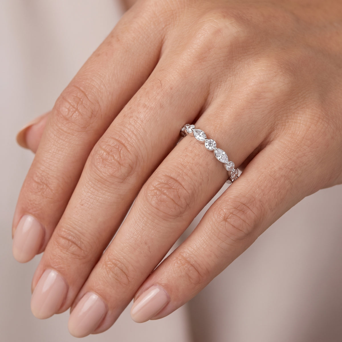 _lifestyle_image@SKU:W1736-NADM00500004W #metal_14k-white-gold+origin_lab-grown+quality_ef-vs2+