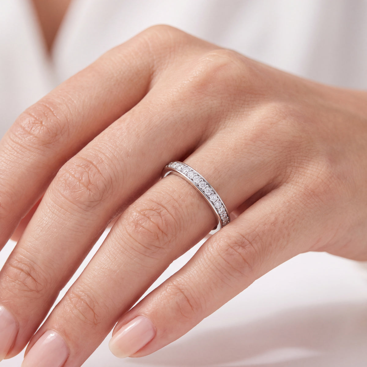 _lifestyle_image@SKU:W1924-LADR00500004W #metal_10k-white-gold+origin_lab-grown+quality_g-si