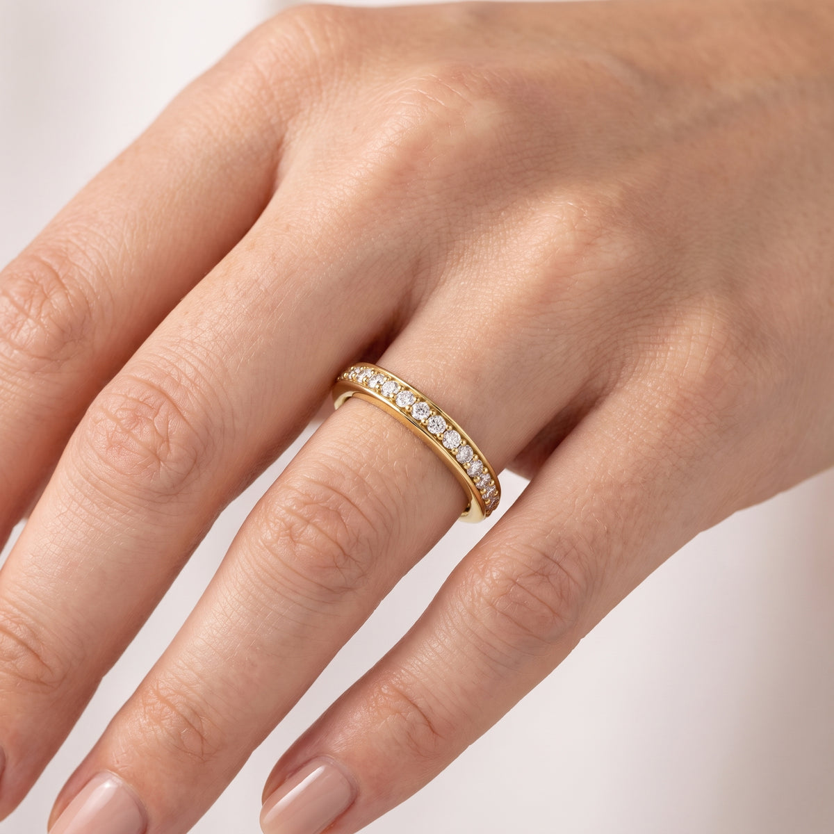 _lifestyle_image@SKU:W1924-LADR00500004Y #metal_10k-yellow-gold+origin_lab-grown+quality_g-si