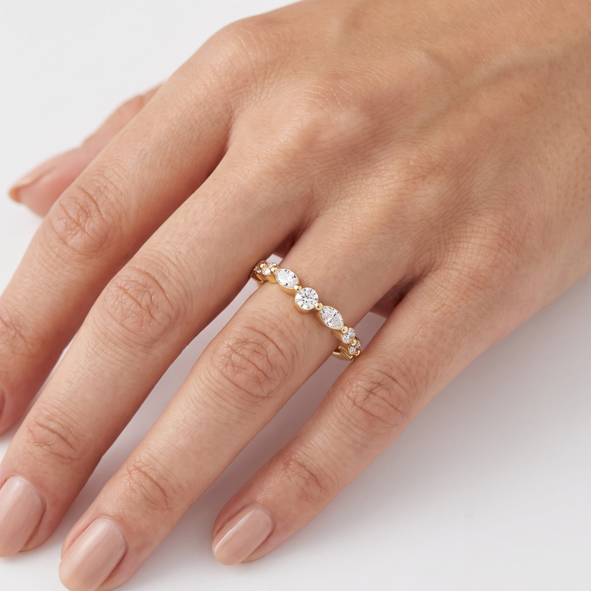 _lifestyle_image@SKU:W1935-LADM00420004Y #metal_10k-yellow-gold+origin_lab-grown+quality_g-si