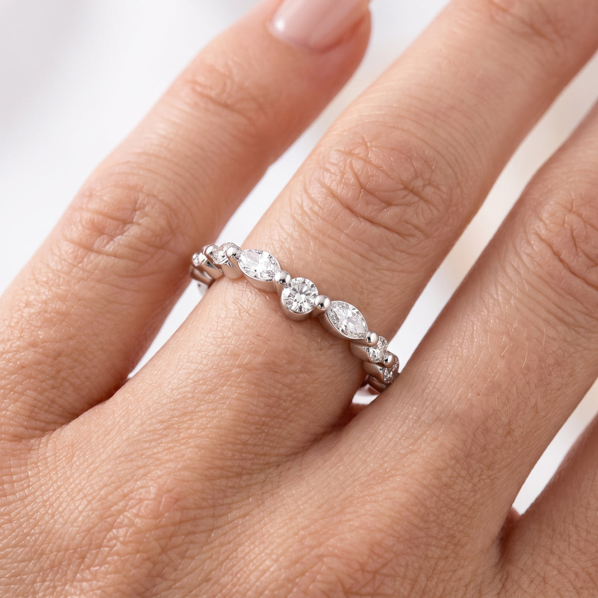 _lifestyle_image@SKU:W1935-LADM00490004W #metal_10k-white-gold+origin_lab-grown+quality_g-si