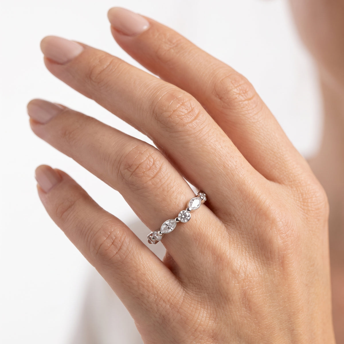 _lifestyle_image@SKU:W1935-NADM0049000PL #metal_platinum+origin_lab-grown+quality_ef-vs2+