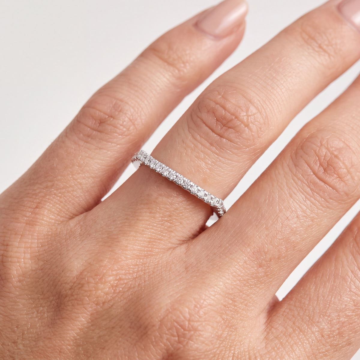 _lifestyle_image@SKU:W1948-LADR00130004W #metal_10k-white-gold+origin_lab-grown+quality_g-si